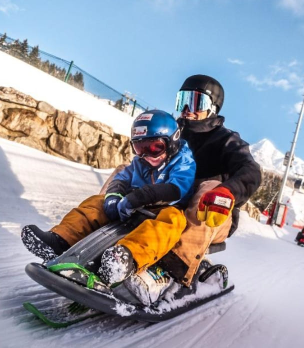 duo faisant de la luge