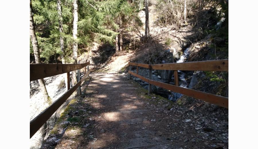 Sentier des villages - Pont en bois itinéraire VAE - La boucle des villages
