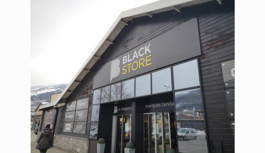 Façade Black Store