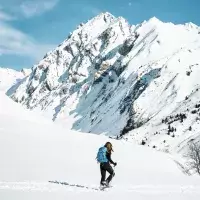 Paysage de montagne enneigée avec randonneur en raquettes aux Arcs