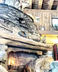 Cheminée salle du bas Les Chalets de l'Arc