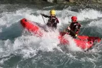 Canot-raft dans les rapides d'Aime Coureurs de Rivières