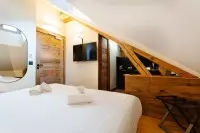 Chambre double standart sous les toits de l' Hostellerie du Petit Saint Bernard