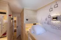 Chambre de chalet avec lits en bois et décor de télécabines