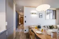 Coin repas et salon d'un appartement de montagne