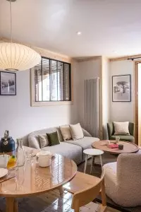 Salon chaleureux aux tons naturels dans un appartement de montagne