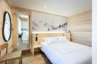 Chambre double en bois avec décor mural de montagne