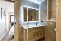 Salle de bains en bois et pierre avec double vasque