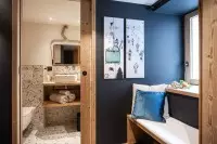 Chambre de chalet avec salle d'eau ouverte et banquette