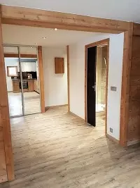 Intérieur rénové avec parquet clair et encadrements en bois
