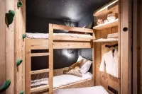 Chambre d'enfants avec lits superposés en bois
