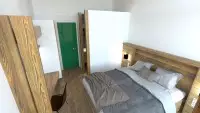 Rendu 3D d'une chambre avec lit double et tête de lit en bois
