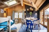 Pièce de vie de chalet avec coin repas et lits superposés