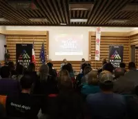 Public assistant à une rencontre de l’Xplore Alpes Festival dans une salle à Bourg Saint Maurice.