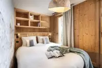 Chambre double chaleureuse habillée de bois