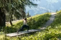 Séance de yoga en pleine nature aux Arcs.