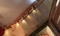Garde-corps en verre dans un escalier en bois