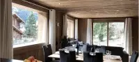 Grandes baies vitrées dans une salle de restaurant