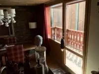 Porte vitrée donnant sur un balcon de chalet
