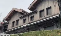 Façade de chalet avec fenêtres et baies vitrées