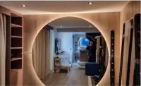 Miroir rond rétroéclairé intégré dans un mur