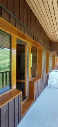 Habillage extérieur en bois autour de fenêtres de chalet