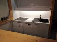 Kitchenette grise et bois aménagée sous une poutre