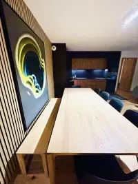 Coin repas sur mesure avec table en bois et claustra mural