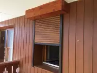 Volet roulant extérieur posé sur une façade en bois