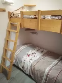 Lits superposés en bois aménagés dans une petite chambre