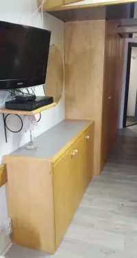 Meuble bas en bois avec télévision dans un appartement