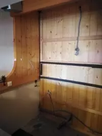 Habillage mural en bois avec câblage intégré