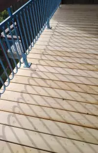 Platelage en bois posé le long d'une rambarde