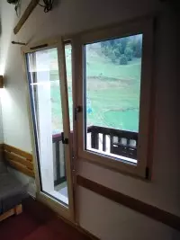 Porte-fenêtre et habillage intérieur en bois