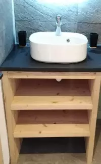 Meuble vasque en bois avec étagères ouvertes