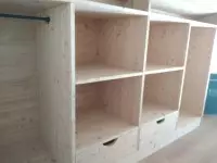 Bibliothèque basse sur mesure en bois clair