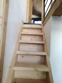 Escalier droit en bois clair réalisé sur mesure