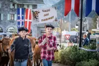 Jeunes participants accompagnant les vaches tarines lors de la Démontagnée à Bourg Saint Maurice.
