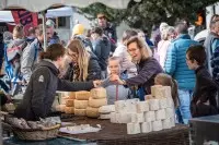 Familles dégustant des fromages locaux lors du concours de la Démontagnée à Bourg Saint Maurice.
