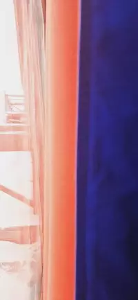 Voilages orange et bleu devant une fenêtre