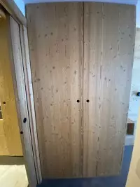 Placard toute hauteur en bois avec portes coulissantes