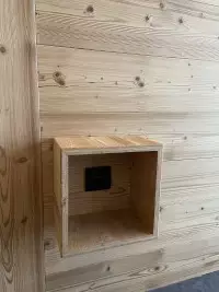 Niche carrée en bois intégrée dans un mur