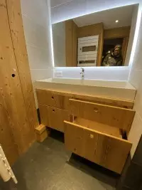 Meuble vasque suspendu en bois avec miroir éclairé