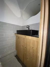 Meuble de salle de bains en bois avec vasque noire