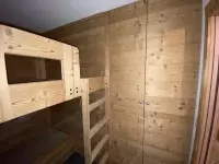 Lits superposés et placards sur mesure en bois