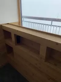 Meuble de rangement bas en bois sous une fenêtre