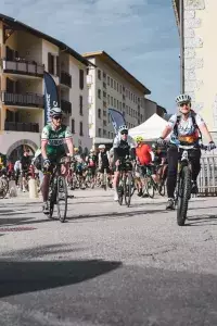 Plusieurs cyclistes quittent le centre-ville pour une sortie sportive.