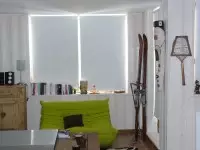 Stores intérieurs blancs dans un salon de montagne