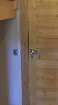 Détail d'une serrure posée sur une porte en bois