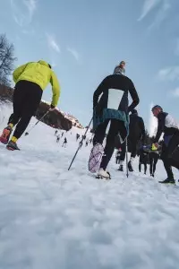 Participants progressant dans la neige sur le parcours du Les Arcs Star Trail